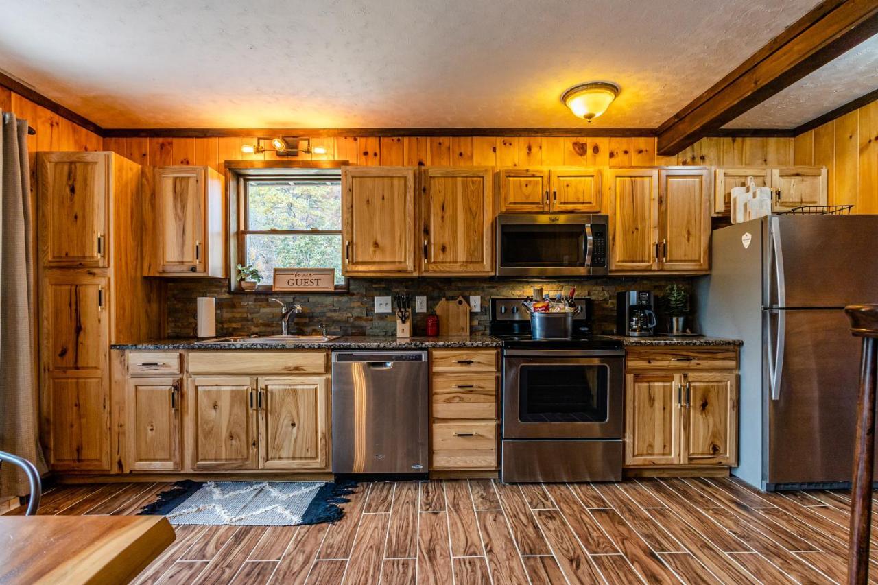 Fun Cabin With Hot Tub, Pool Table & Fire Pit - Big Blue Брайсон-Сити Экстерьер фото